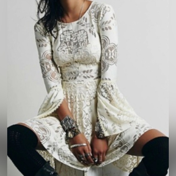Anthropologie FREE PEOPLE MESH LACE BELL SLEEVE DRESS Size 4 eyelet boho NWT - Picture 3 of 7